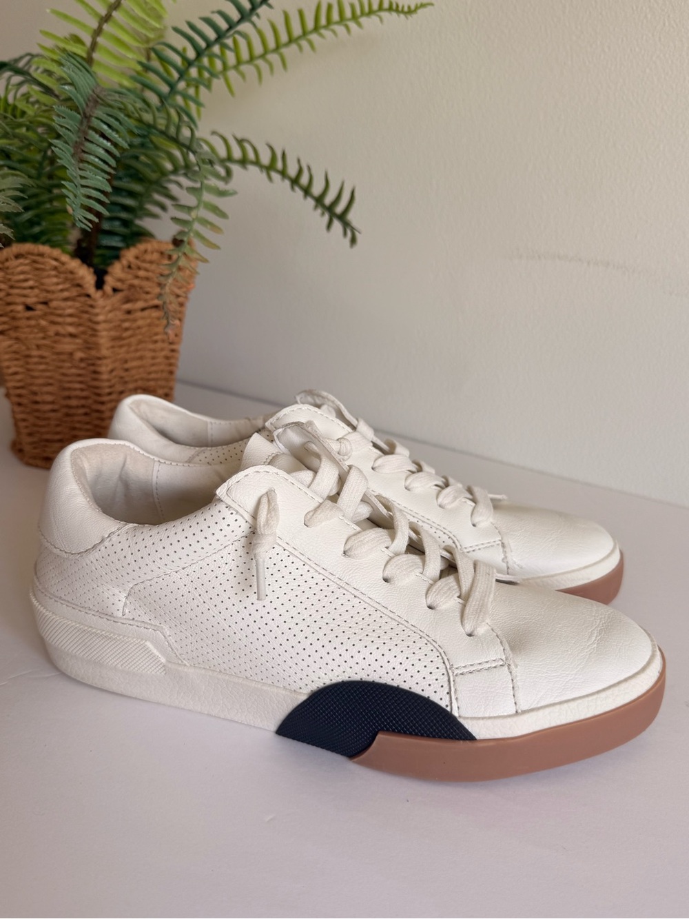 Dolce Vita‎ Harryson White Perforated Lace Up Sneakers Casual Low Top Shoes 8